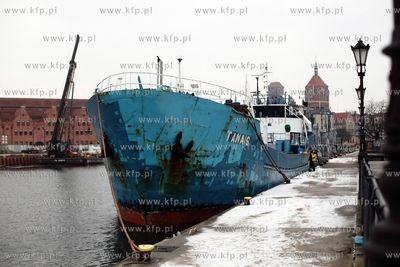 Statek towarowy MV TANAIS cumuje przy nabrzezu Motlawy...