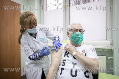 Prezydent Lech Wałęsa szczepi się przeciwko koronawirusowi...
