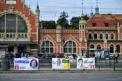 Kampania wyborcza 2023. Plakaty wyborcze na przystanku...