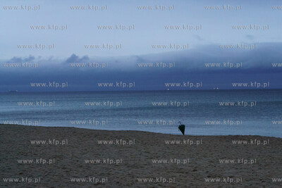 Plaża w Sopocie. Nz. Pozostawiona parasolka. 2.01.2022...