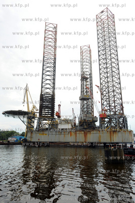 Samopodnosna platforma wiertnicza ENSCO100 przechodzi...