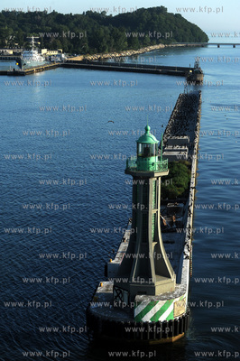 Port w Gdyni. Glowne wejscie do portu, w tle port wojenny...