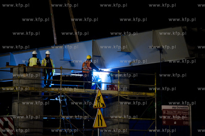 Gdansk - Wrzeszcz. Montaz kolejnych elementow estakady...