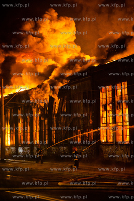 Gdansk. Pozar znajdujacej sie na terenie Stoczni Gdanskiej...