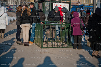 Gdansk. Brama Wyzynna. Koksownik ustawiony na przystanku...