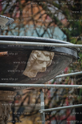 Gdansk. Dlugi Targ. Montaz odrestaurowanej misy fontanny...