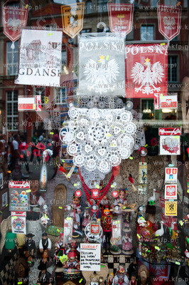 Gdansk. Ulica Dluga. Witryna sklepu Cepelia specjalnie...