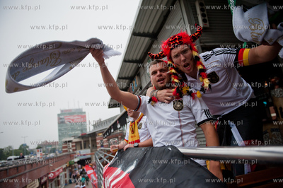 Gdansk. Niemieccy kibice bawia sie w jednej z restauracji...