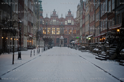 Gdansk. Ul. Piwna. Zima i obfite opady sniegu wrocily...