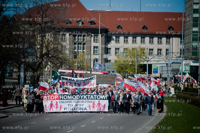 Gdansk. Manifestacja sympatykow Prawa i Sprawiedliwosci...