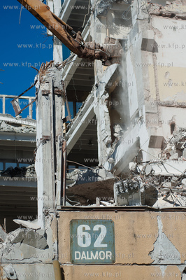 Gdynia. Wyburzanie jednego z budynkuw Dalmoru przy...