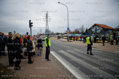 Gdansk. Swieto Zmarlych. Nz policjanci kierujacy ruchem...