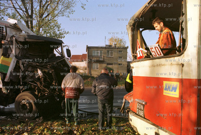 Wypadek TIR - autobus w Legowie . 27.10.98 Fot.Maciej...