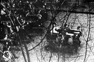 Grudzien 70 w Gdyni. Robotnicy niosa na drzwiach zabitego...