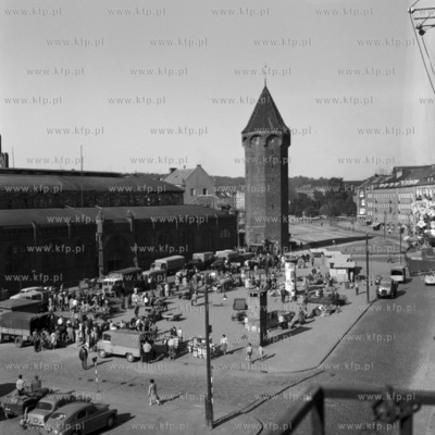 Podwale Staromiejskie w Gdansku. Na drugim planie Baszta...