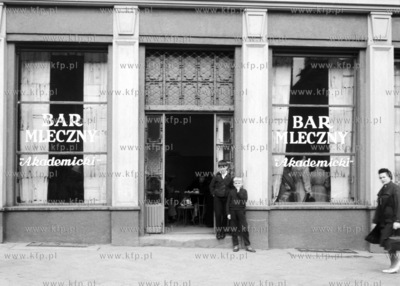 Bar Mleczny Akademicki na Grunwaldzkiej w Gdansku Wrzeszczu.
1960
0008125z
Fot....