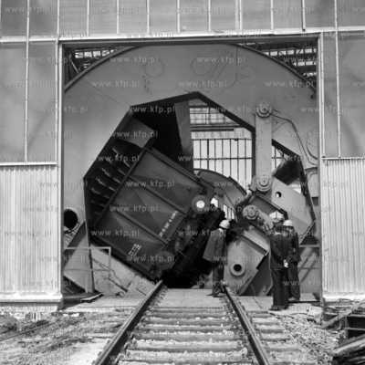 Test wywrotki wagonow z weglem w Porcie Polnocnym w...