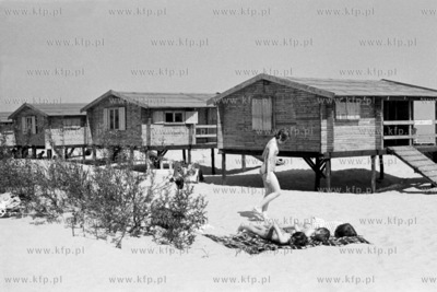 Plaża w Gdańsku Brzeźnie. Na drugim planie pomieszczenia...