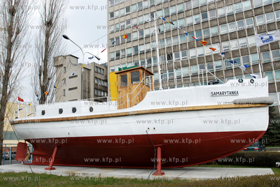 Stocznia Gdynia SA. n/z motorowka sanitarna Samarytanka,...