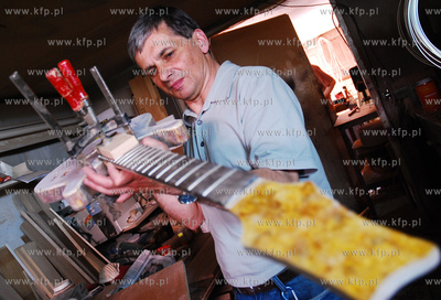 Walenty Rybak, tworca jedynych na swiecie gitar inkrustowanych...