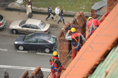 Kosciol sw. Katarzyny, Gdansk. Prace dekarskie na dachu...