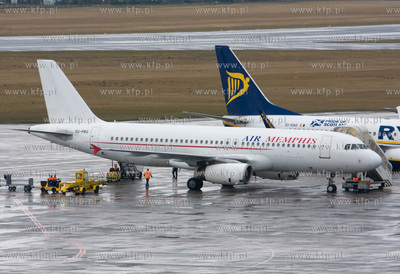 Gdansk, Rebiechowo. Nz. Airbus A320-233 linii Air Memphis.
10.03.2009
fot....