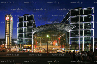 Berlin. Berlin Hauptbahnhof glowny dworzec kolejowy...