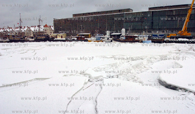 Sparalizowany przez zator lodowy port w Ustce.
27.01.2010
fot....