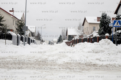 Rumia. Obfite opady sniegu sprawily, ze male osiedlowe...