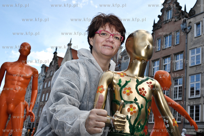 200 naturalnej wielkosci manekinow symbolizujacych...