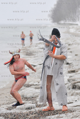 Plaza w Gdyni Redlowie. Klub Morsow Gdynskich przywital...