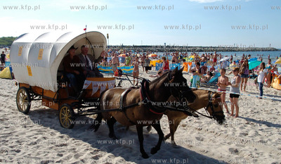 Ustka. Jan Holewik z Katowic przyjechal do Ustki bryczka...