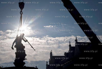 Gdansk. Demontaz figury Neptuna z fontanny na Dlugim...