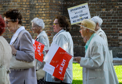 Slupsk. Manifestacja w obronie TV Trwam. Wzielo udzial...
