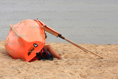Deszczowe lato na plazy w Jelitkowie nie pozwala turystom...
