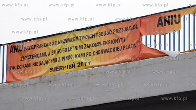 Baner z przeprosinami o "niebanalnej" tresci, ktory...