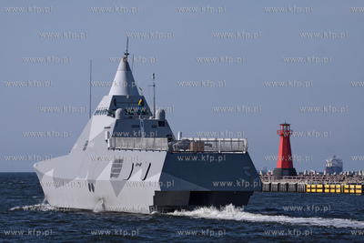 Okret HSwMS Nykoping opuszcza Gdansk. Nowoczesna szwecka...