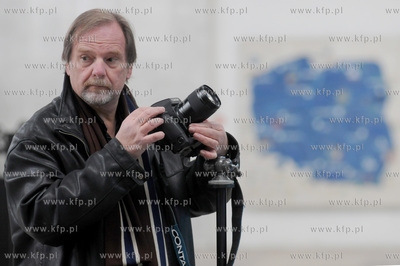 Gdynia. Fotoreporter Chris Niedenthal fotografuje Dworzec...