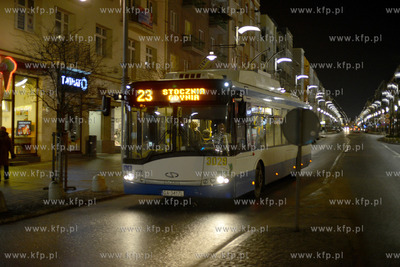Gdynia. Centrum miasta wieczorowa pora. Trolejbus linii...