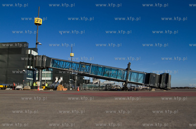 Instalacja rekawow przy terminalu pasazerskim T2 na...