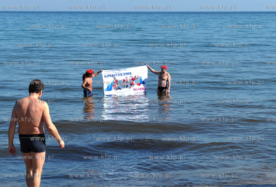 Sopot. Plaza kolo Zatoki Sztuki. Grupa morsow z Olsztyna...
