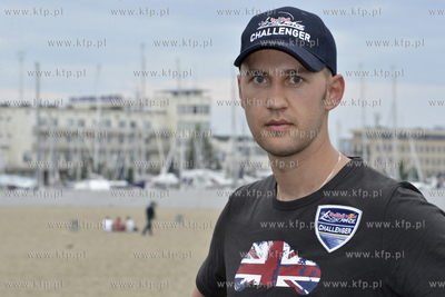 Pilot Lukasz Czepiela wystaruje w klacie Challenger...