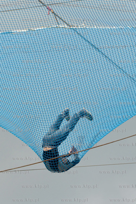 25 metrow nad pokladem Daru Mlodziezy zacumowanym przy...