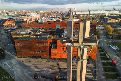 Pomnik Poległych Stoczniowców i budynek ECS na Placu...