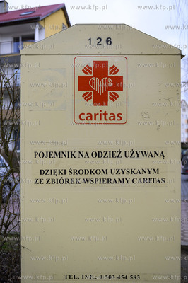 Gdynia Dąbrowa, pojemnik na odzież używaną caritas...