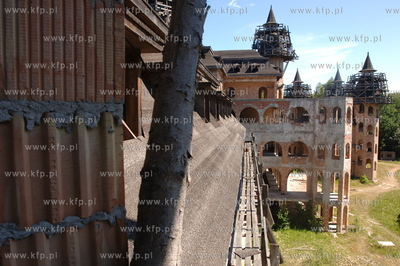 Zamek w Lapalicach, polozony jest miedzy Chmielnem...