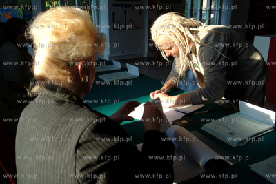 Referendum Unijne. Nz Robert Leszczynski odbiera karte...