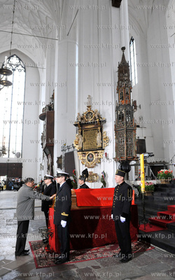 Gdansk. Bazylika Mariacka. Warta honorowa przy trumnie...