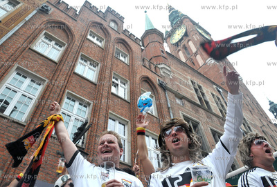 Ulica Dluga w Gdansku. Niemieccy kibice na ulicach...