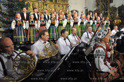Koncert koled w wykonaniu zespolu Mazowsze w kosciele...
